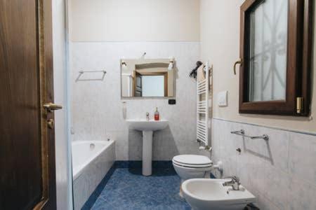 Flores Home Bari Bagian luar foto